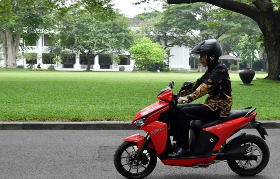 Presiden Joko Widodo memperkenalkan motor Gesits di Istana Merdeka Jakarta Rabu (7/11/2018) | Republika.co.id
